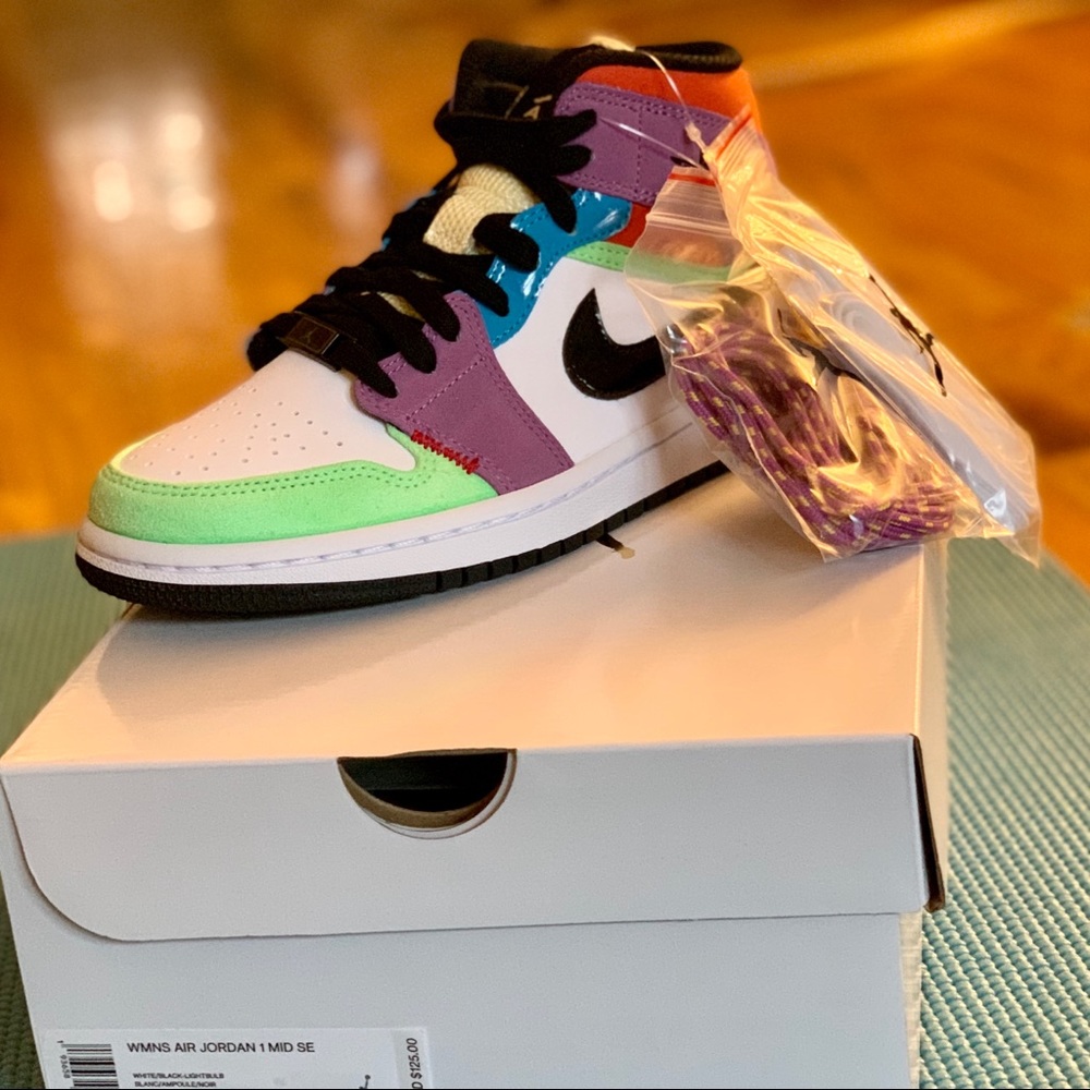 🎉SOLD🎉Jordan 1 mid Multi-Lightbulb
